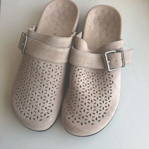 VIONIC Moca Mules sz 7 - Brand New